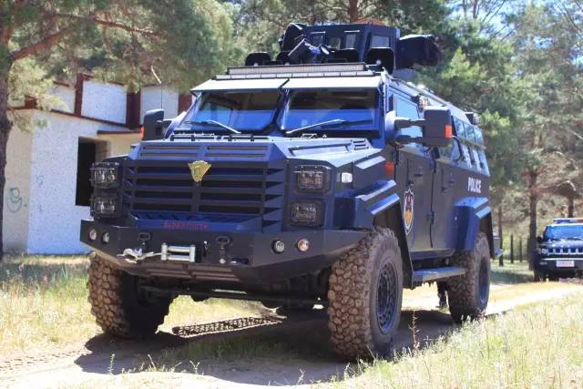 剑齿虎装甲防爆车“登陆”齐市！市公安局再添社会治安防控利器！